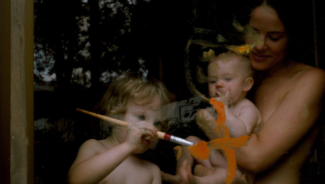 Claire, River and Anouk in the Bedroom © Lisa Sorgini